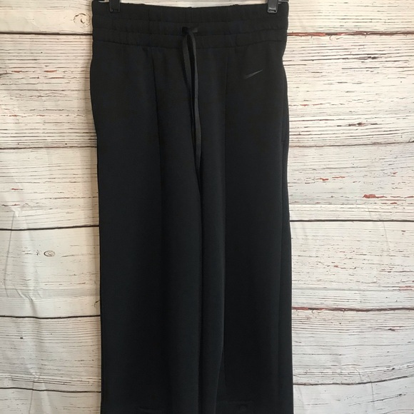 Nike Pants - Nike black Capri with bottom snaps dri-fit